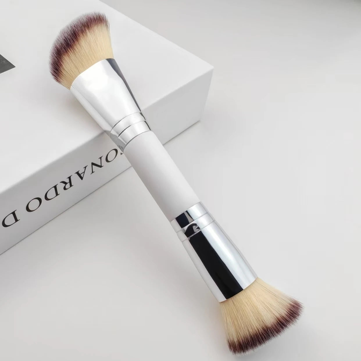 Facial Makeup Brush, a Portable Double-Headed Multi-Functional Makeup Brush, Foundation Brush, Contour Brush, Loose Powder Brush, Blush Brush, All-In-One Makeup Brush Suitable for Men and Women